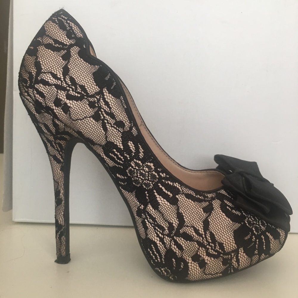 Lace peep toe pumps with satin bow